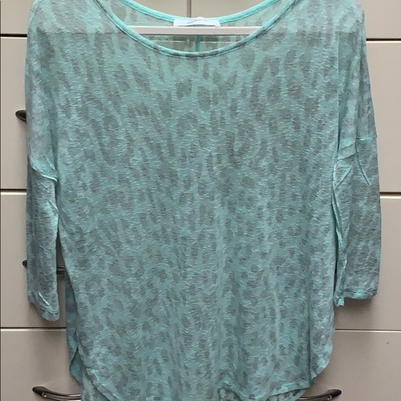 Mint colored leopard top - Picture 5 of 8
